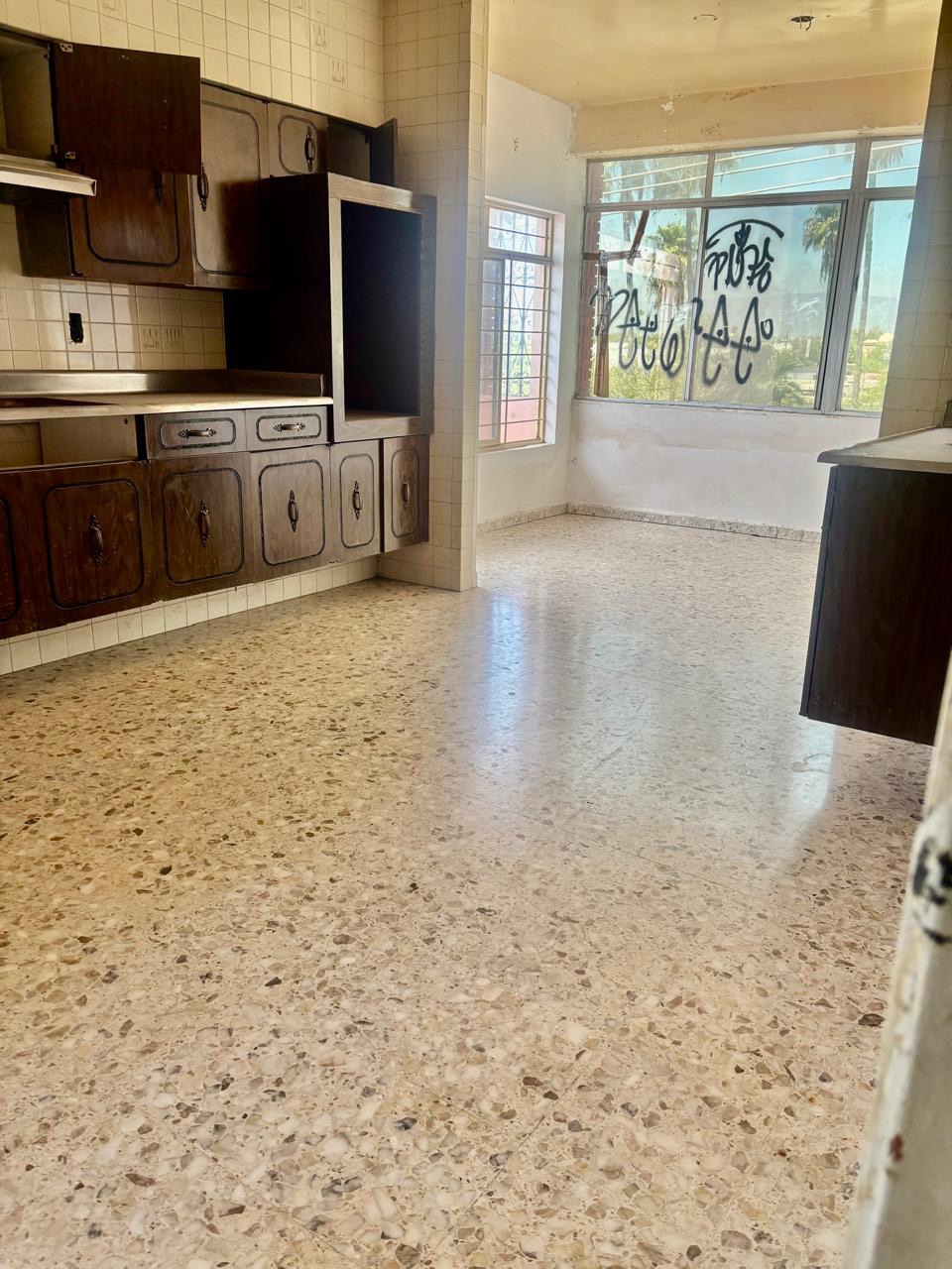 Edificio 4 pisos + bodega · Sta. Rosa Apodaca 1